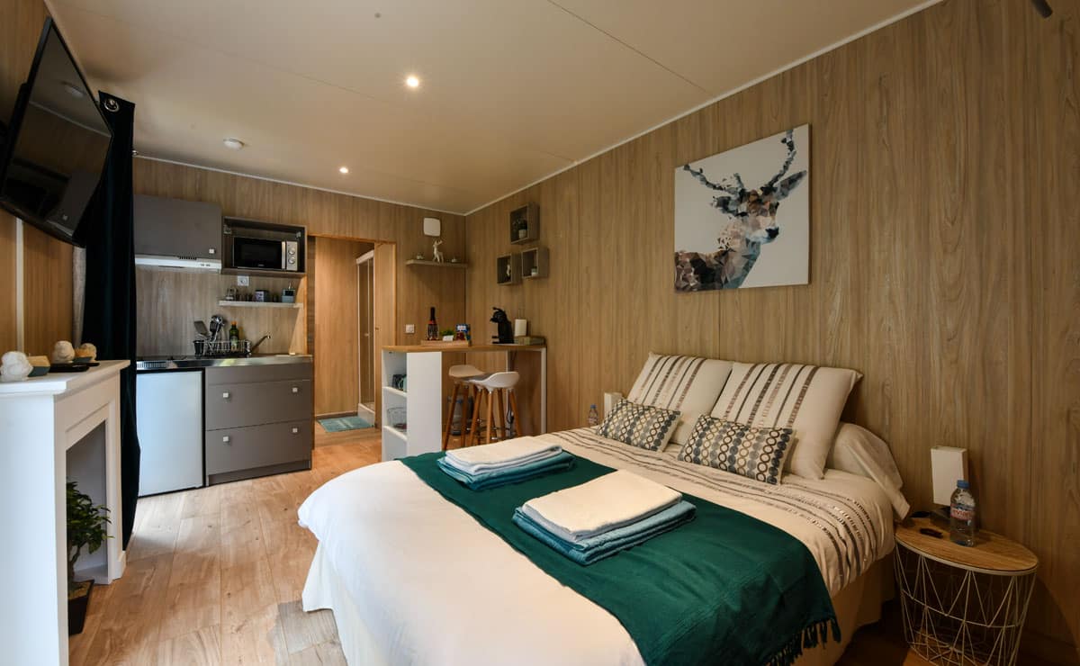 Aménagement d'une chambre d'hôtes d'un studio de jardin Greenkub pour 2 personnes Aménagement d'une chambre d'hôtes d'un studio de jardin Greenkub pour 2 personnes