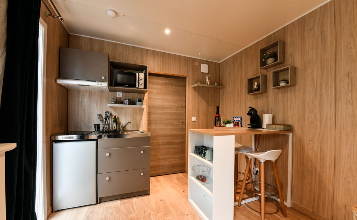 Cuisine à l'intérieur du studio chambre d'hôtes 2 personnes Cuisine d'un studio de jardin servant de chambre d'hôtes pour 2 personnes