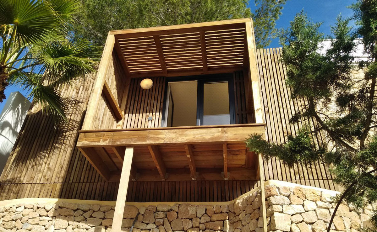 Terrasse d'une chambre d'hôtes pour 2 personnes en bois Greenkub Entrée d'une chambre d'hôtes pour 2 personnes en bois Greenkub