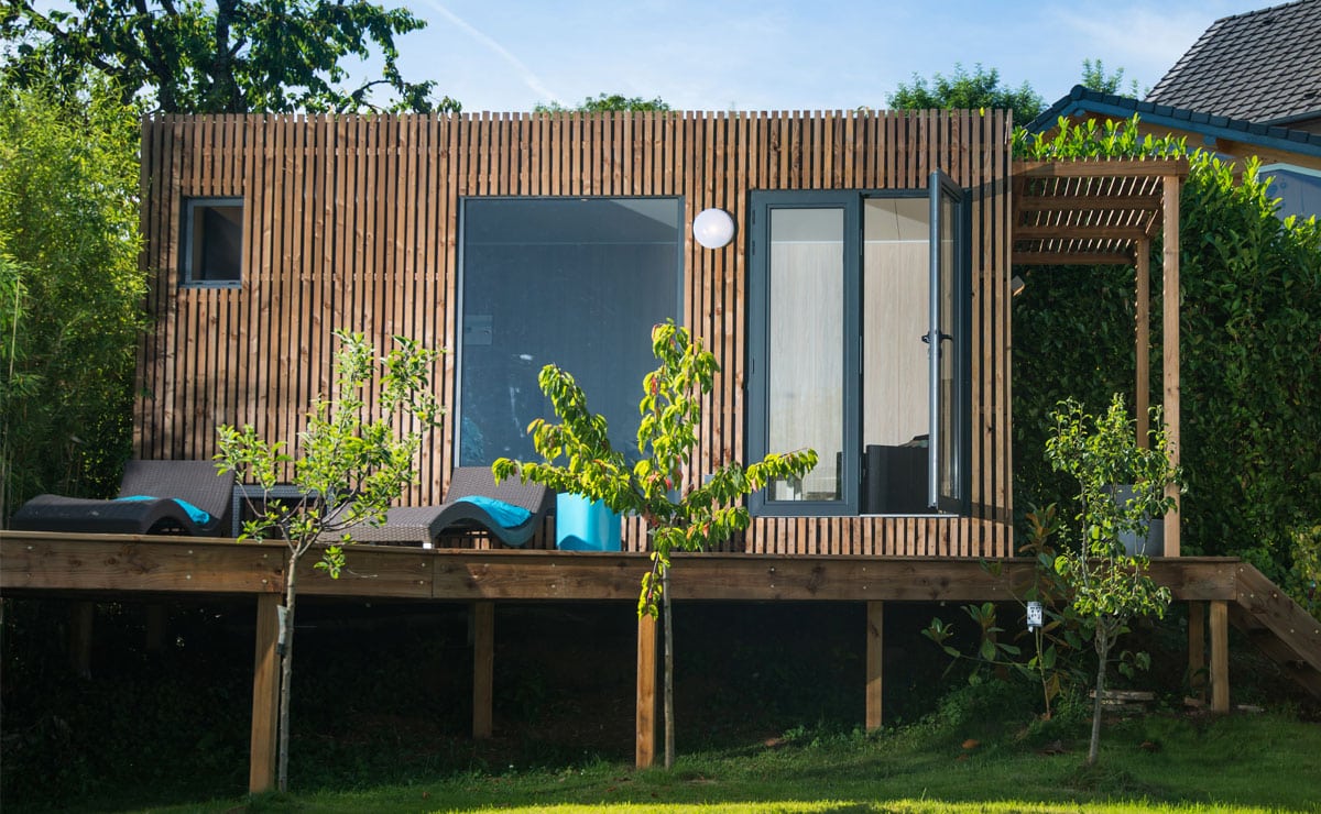 Vue d'ensemble d'une salle de bien être en bois Greenkub Salle de bien être : extérieur