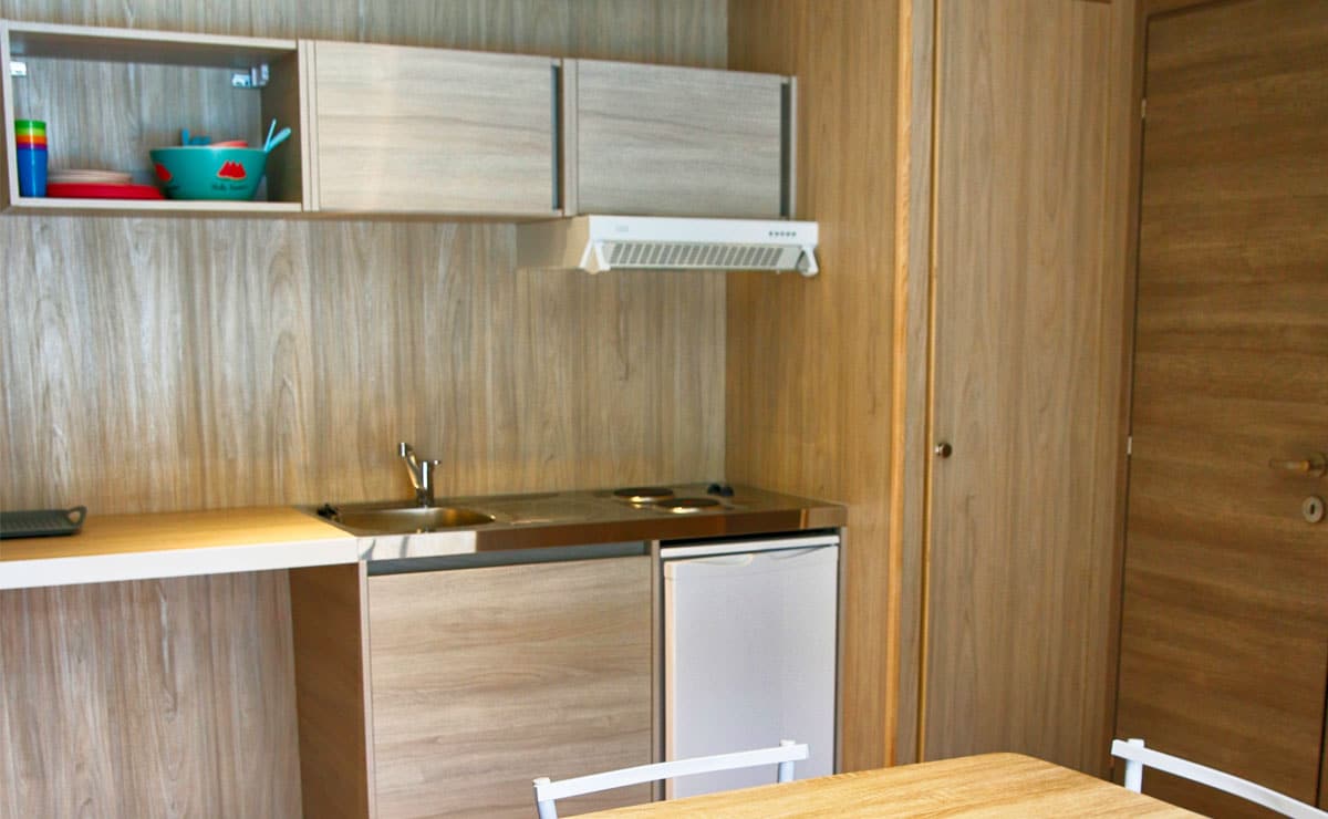 Cuisine d'un studio de jardin en bois pour location étudiante Greenkub Studio de jardin en bois : Location étudiante