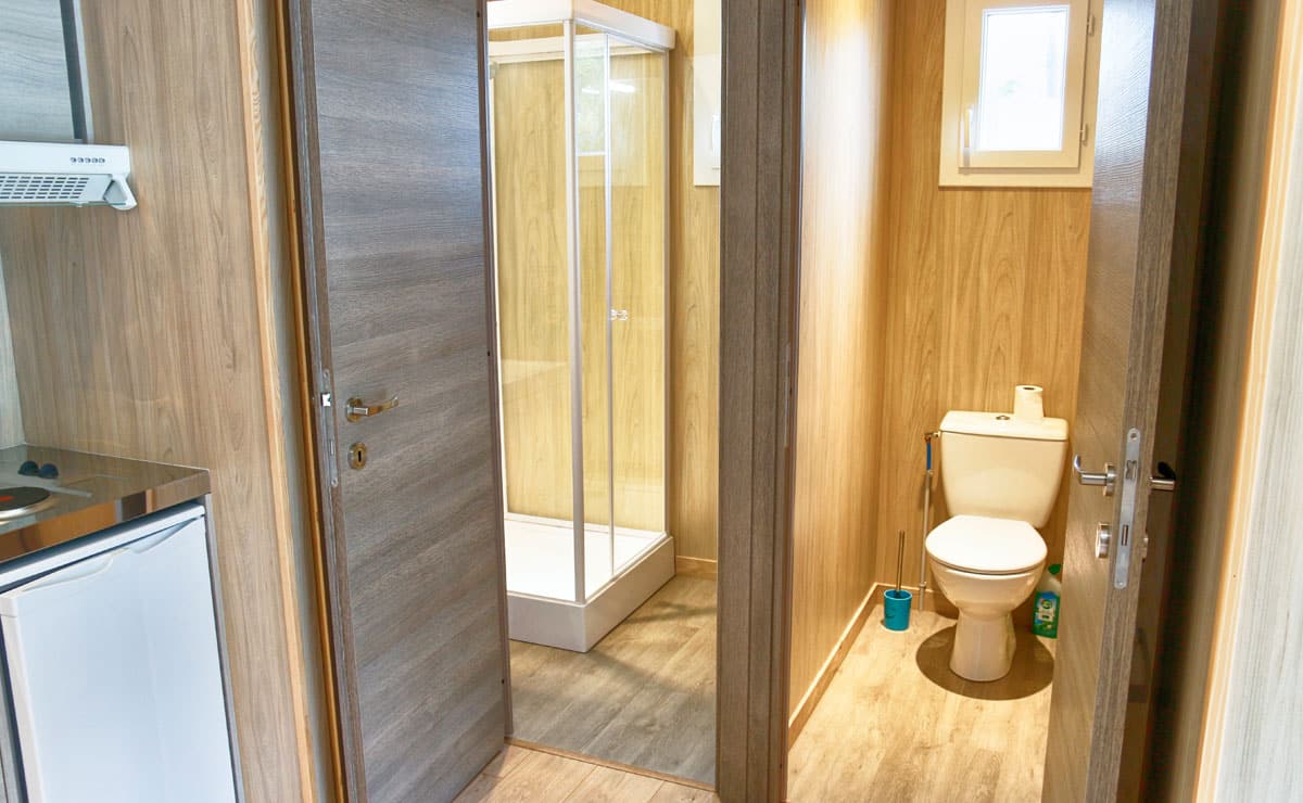 Salle d'eau d'un studio de jardin en bois pour location étudiante Greenkub Studio de jardin en bois : Location étudiante