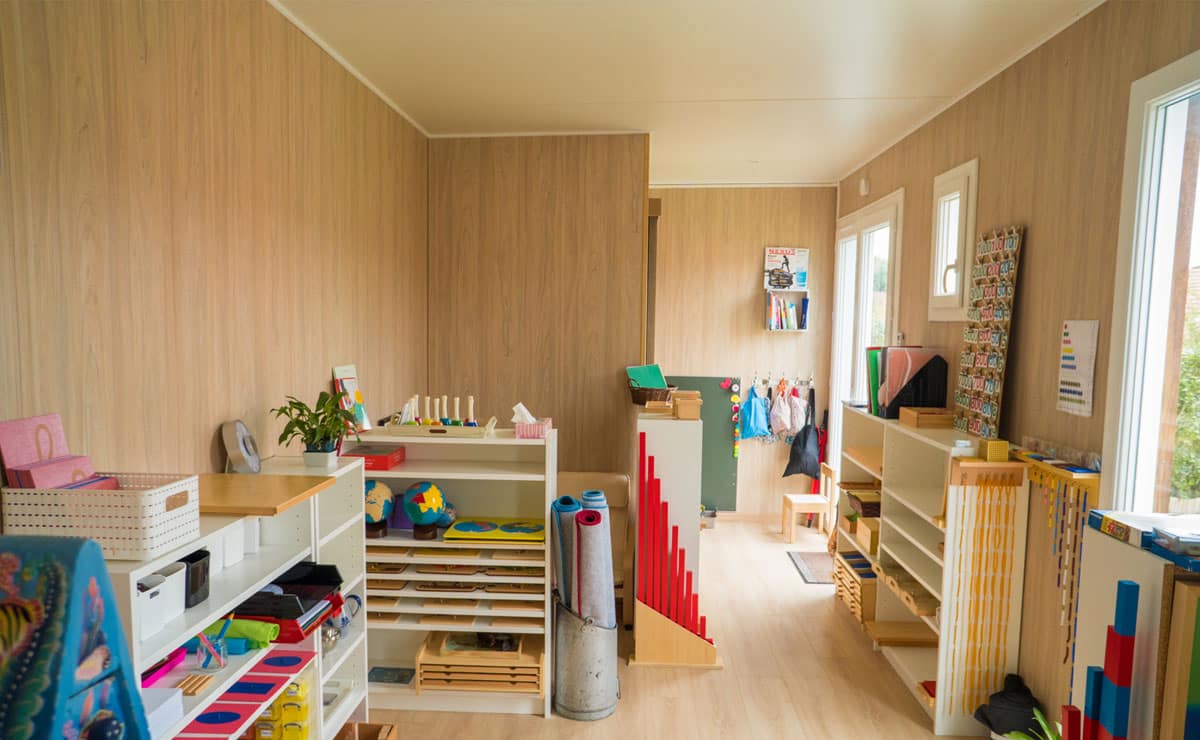 Intérieur d'une salle de jeux pour une école Montessori Studio de jardin en bois : Salle de jeux