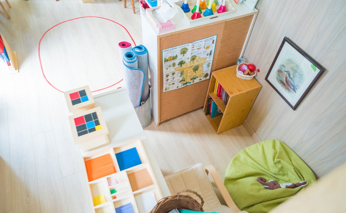Intérieur d'une salle de jeux pour une école Montessori Studio de jardin en bois : Salle de jeux