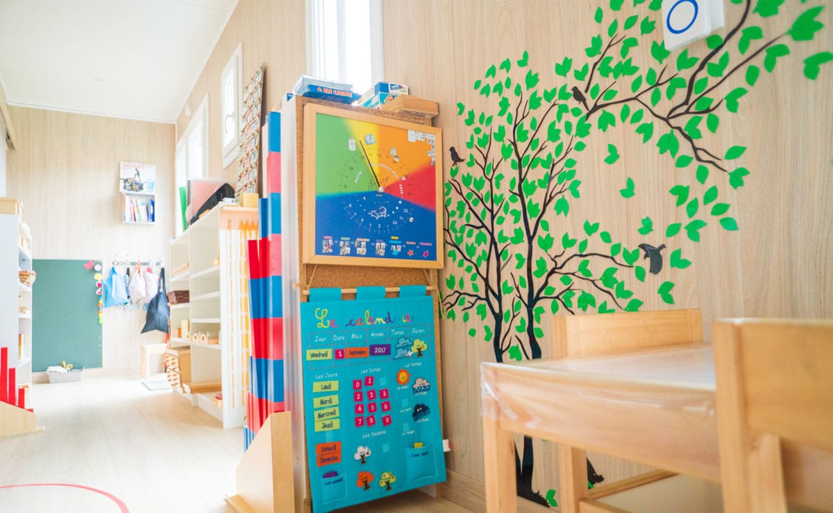 Intérieur d'une salle de jeux pour une école Montessori Studio de jardin en bois : Salle de jeux