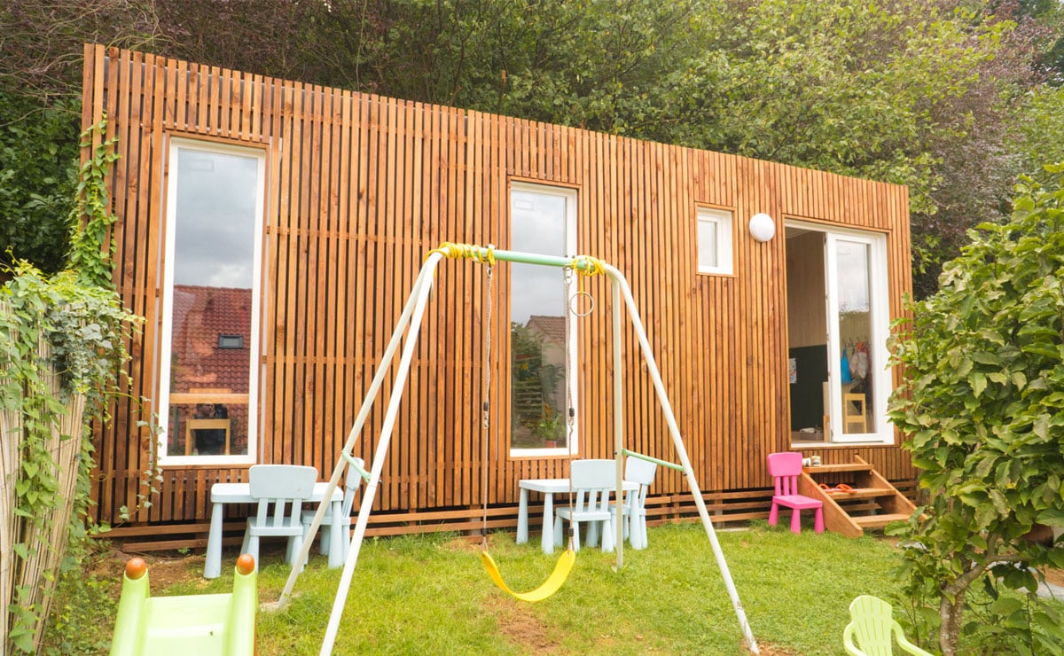 Vue d'ensemble d'une salle de jeux pour une école Montessori Studio de jardin en bois : Salle de jeux