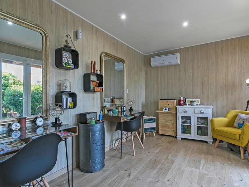 Salon de coiffure dans un studio en bois