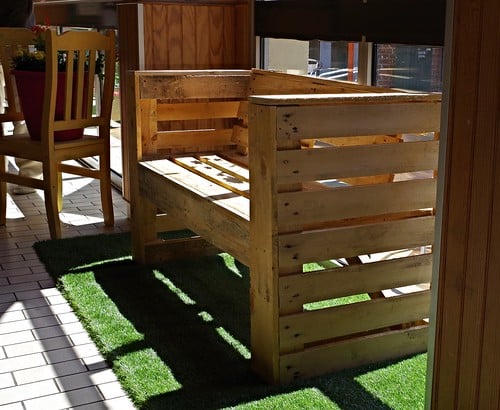 banc en bois de palettes de récupération