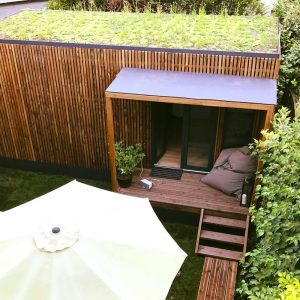 Une toiture végétalisée sur un agrandissement de maison en bois