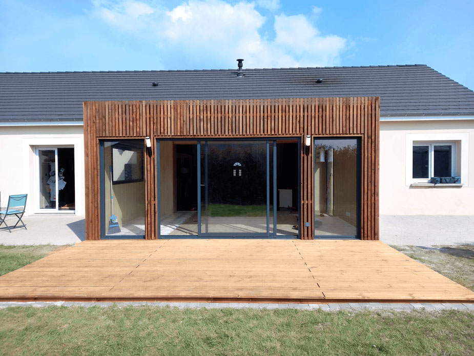Une extension de maison en bois 