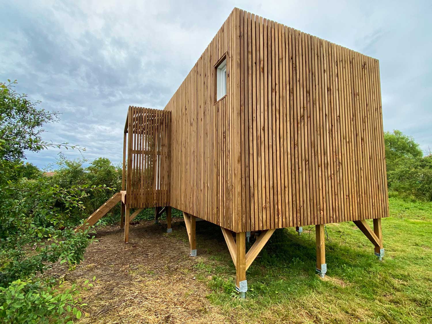 Studio de jardin en surélévation sur des pilotis