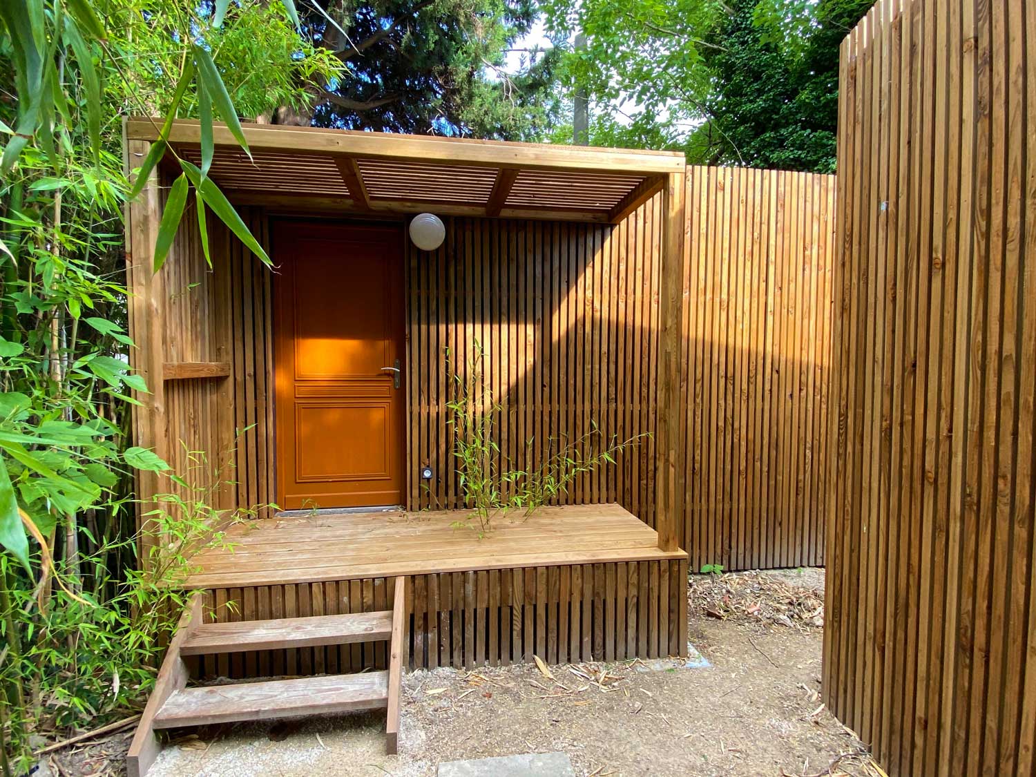 Studio de jardin en bois entouré de bambou