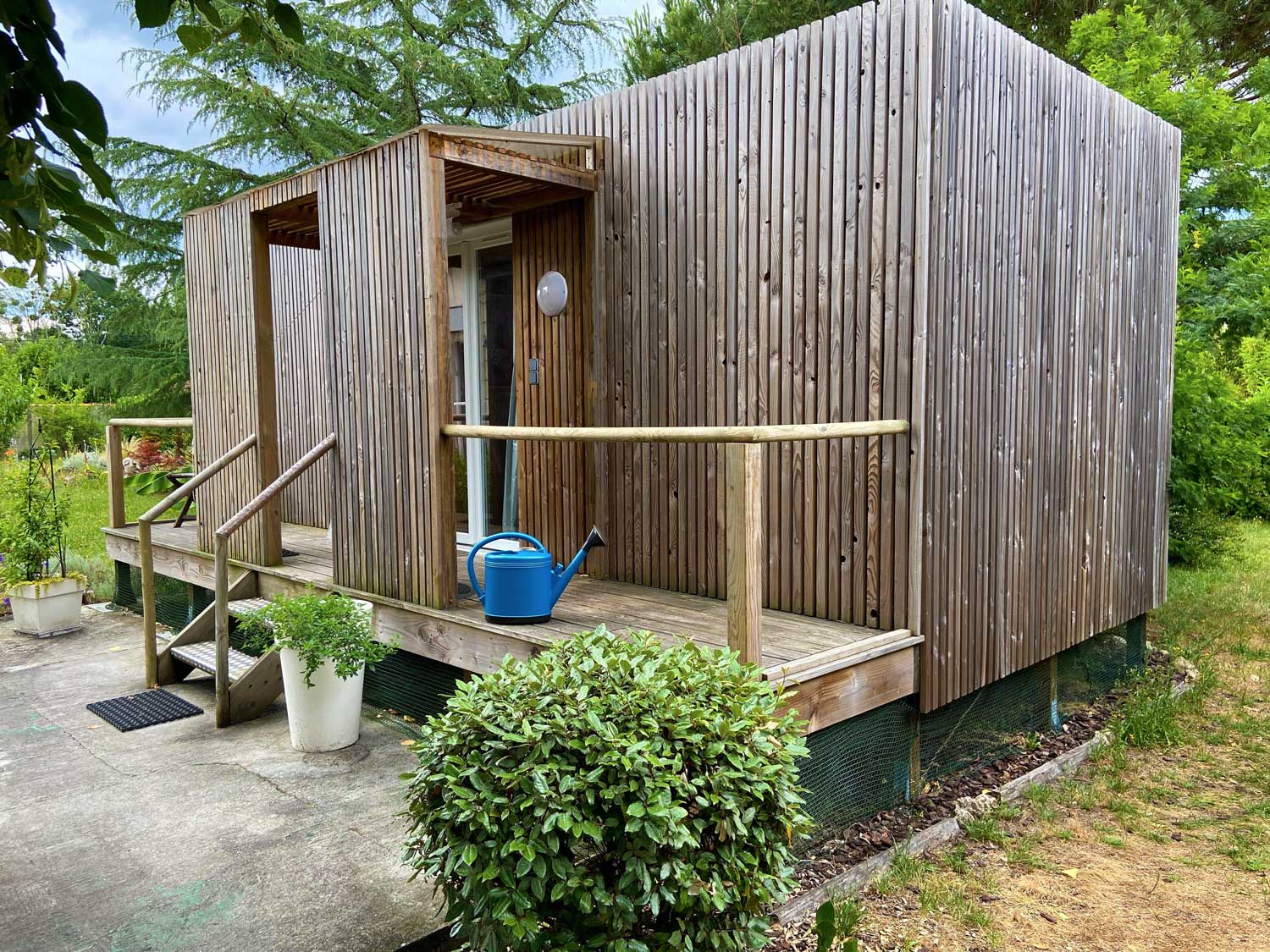 Studio de jardin avec une terrasse