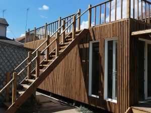 Un toit terrasse suite à un agrandissement de maison en bois