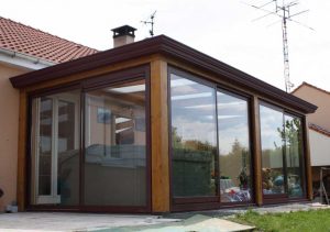 Une véranda en bois pour l'agrandissement d'une maison