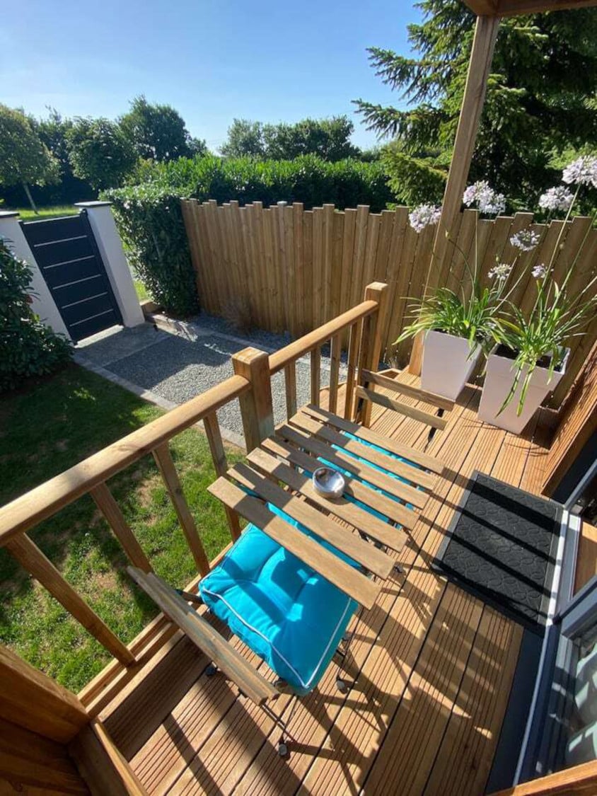 Entrée d'un studio en bois avec une petite terrasse