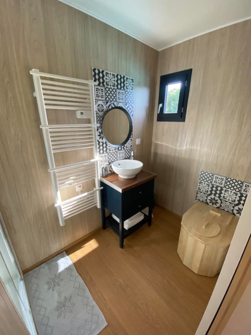 Salle de bain avec des toilettes sèches