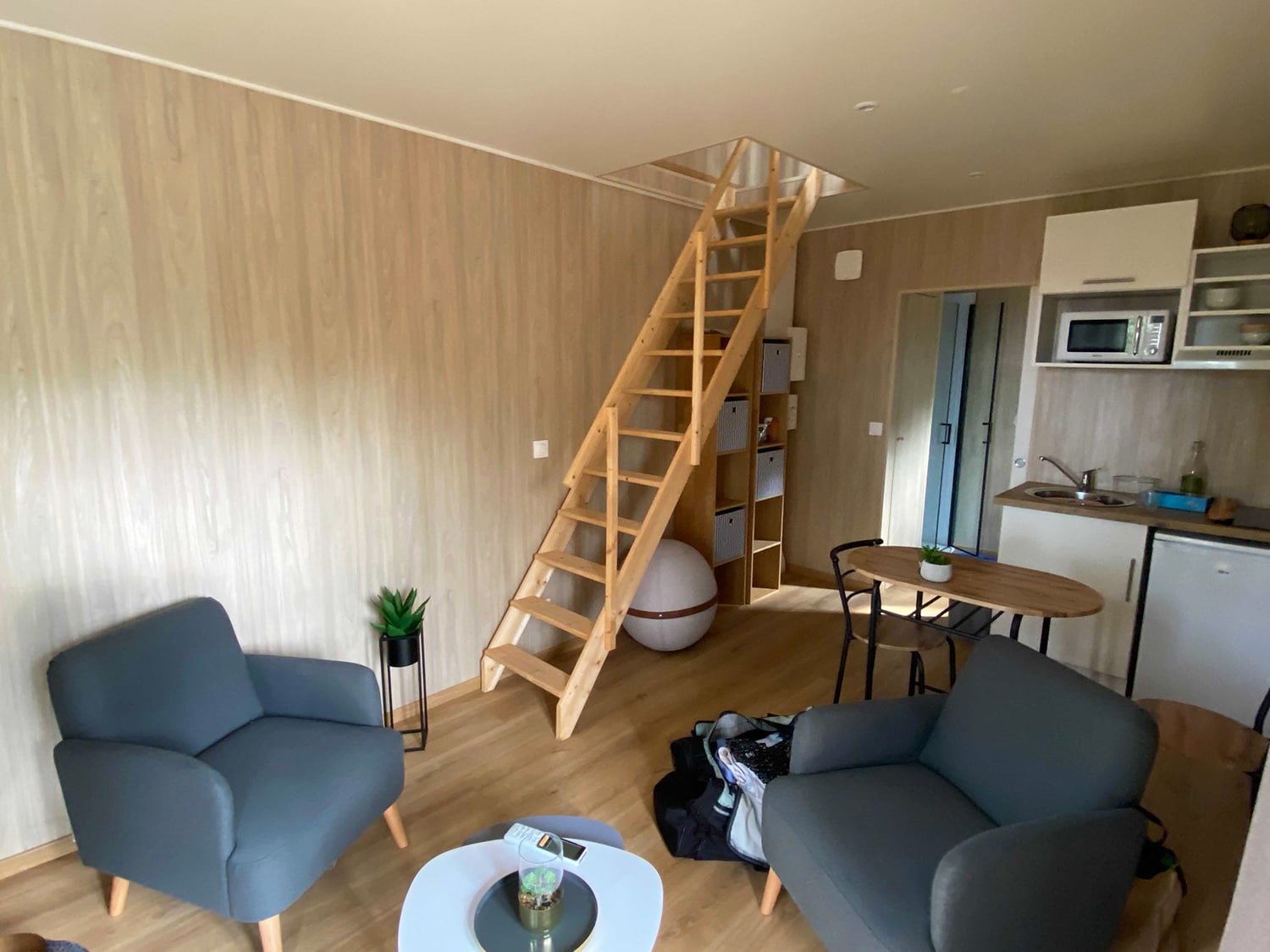 Salon aménagé avec deux fauteuils dans une chambre d'hôte