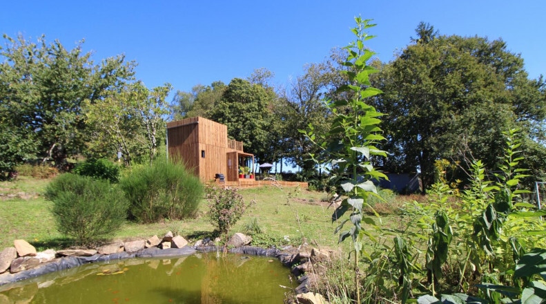 Studio de jardin à coter d'un petit étang