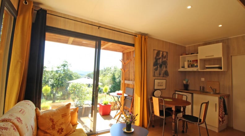 Pièce de vie dans un chalet de jardin