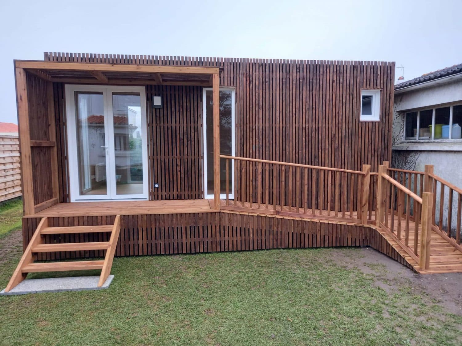 Studio de jardin avec une rampe d'accès
