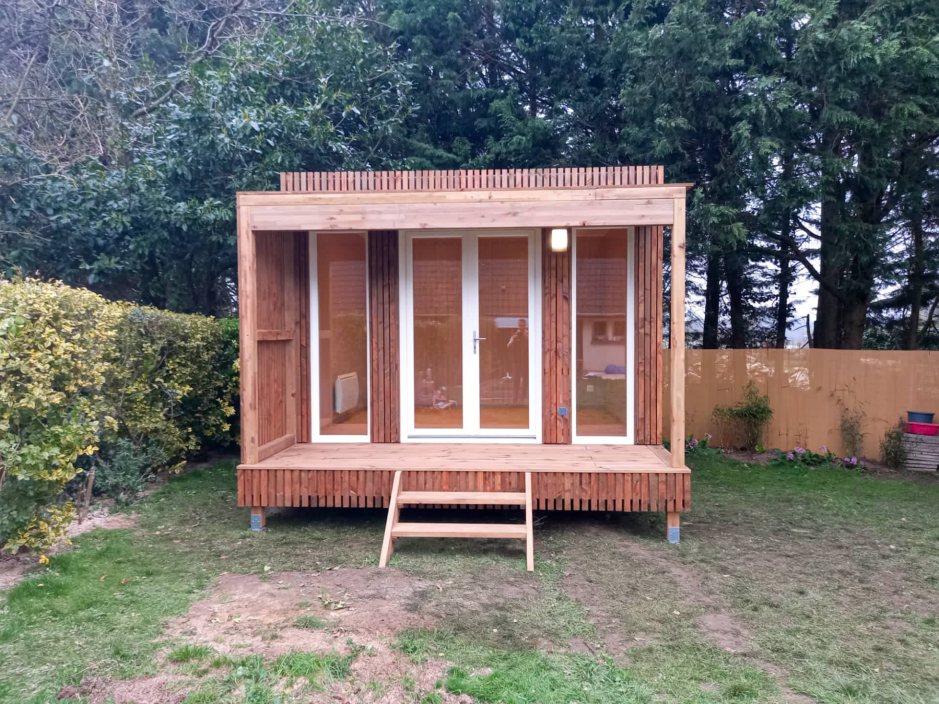 Studio de jardin avec des menuiseries blanche