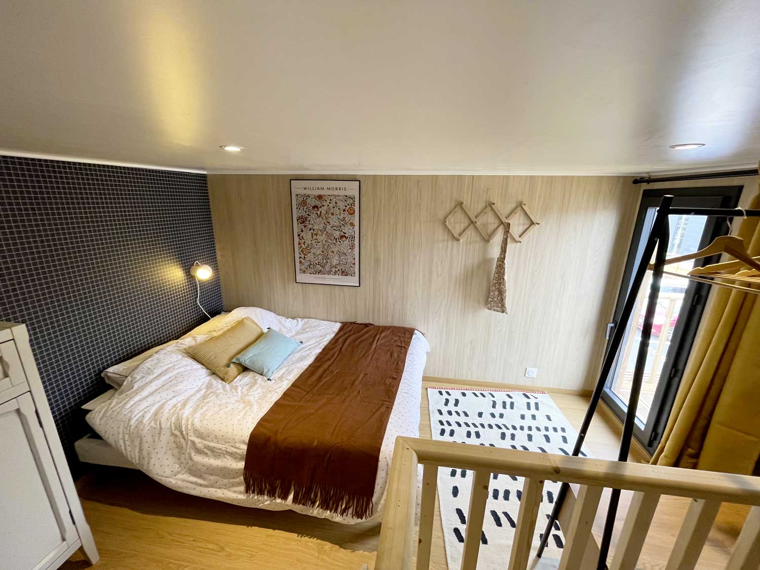 Chambre sur la mezzanine d'un studio