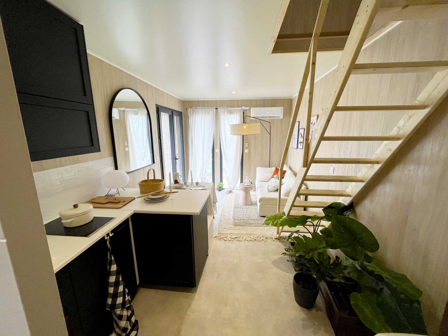 Aménagement d'un studio avec une cuisine et un canapé