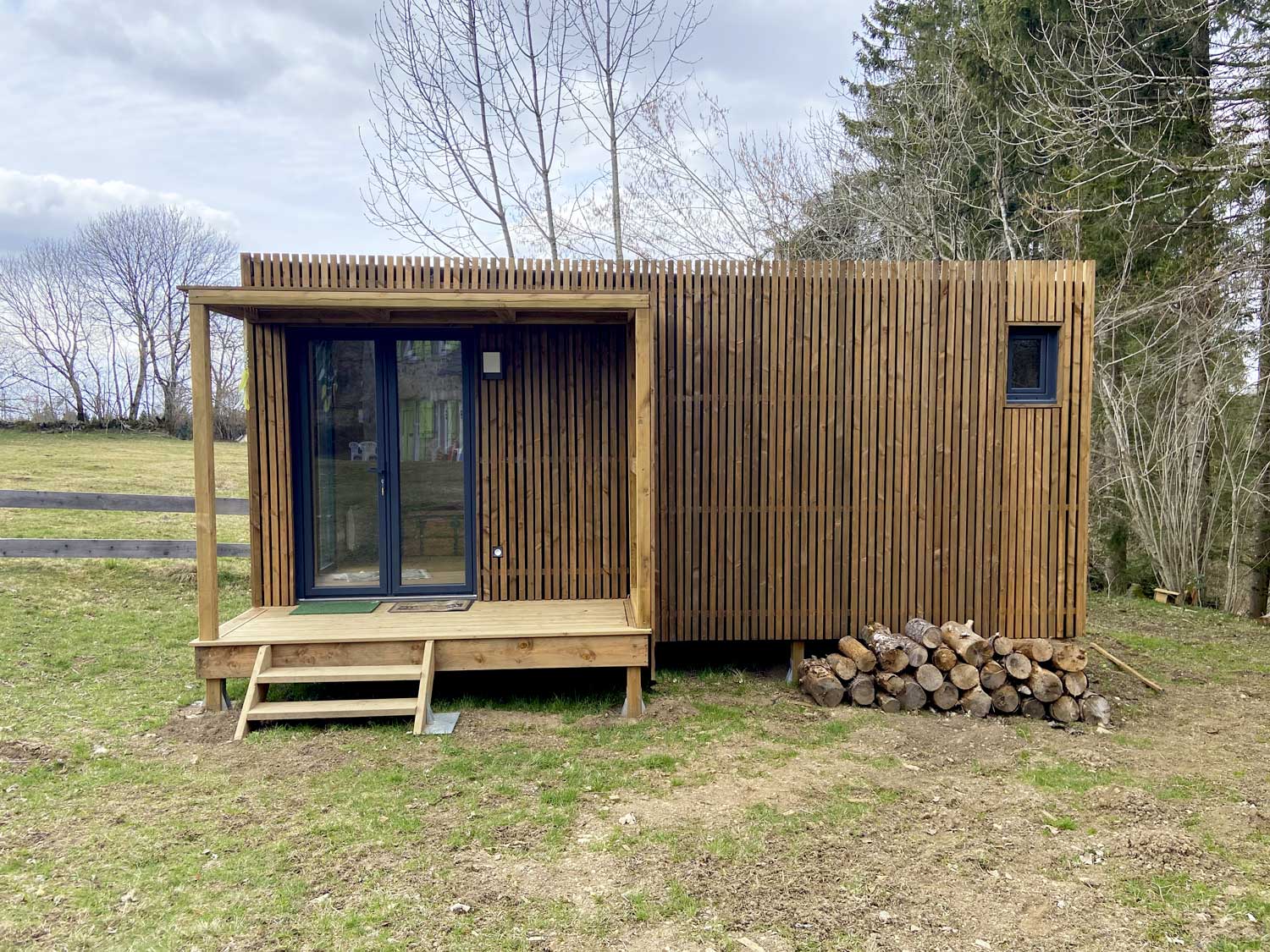 Studio de jardin avec des bûches de bois