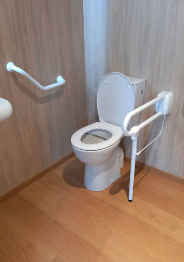Toilette aux normes PMR