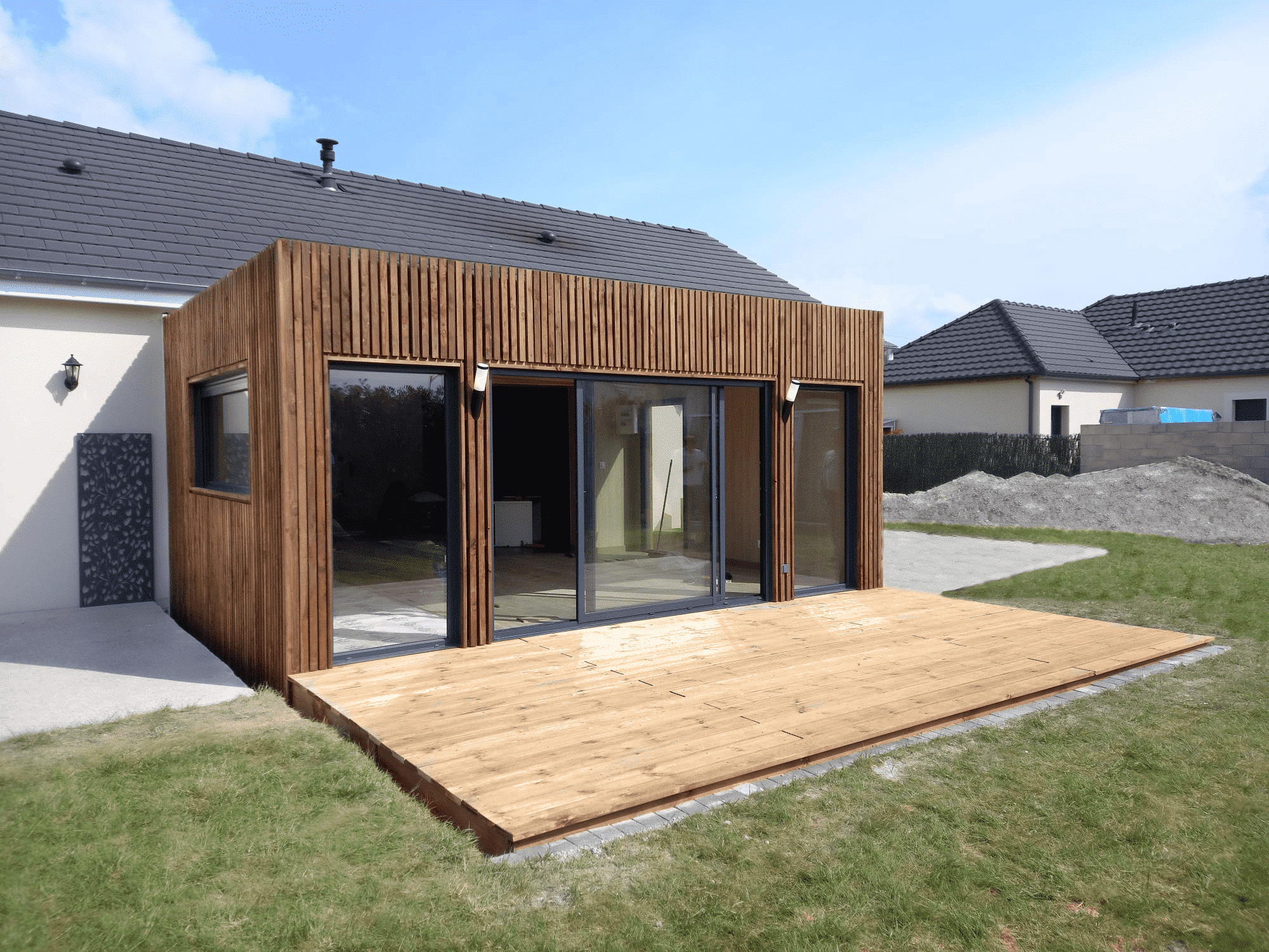 Extension de maison avec une terrasse en bois