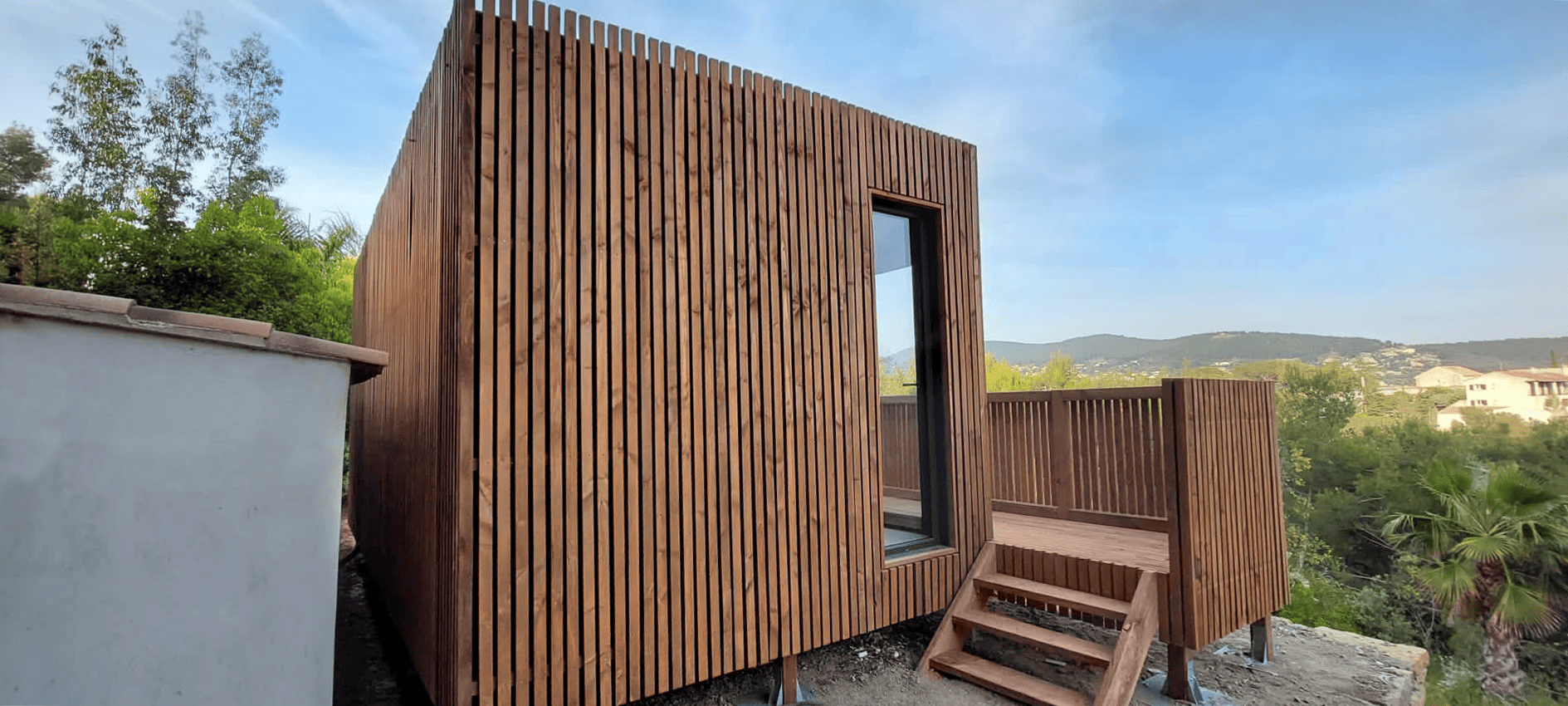 Studio en bois avec un escalier