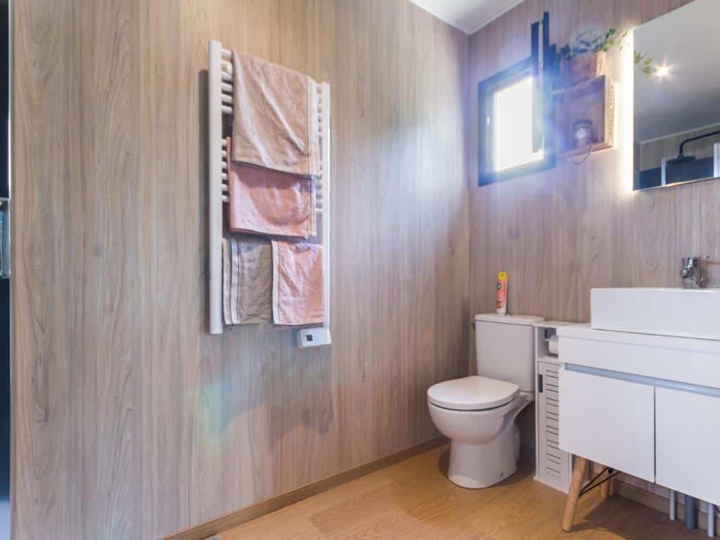 Salle d'eau avec toilette dans un studio