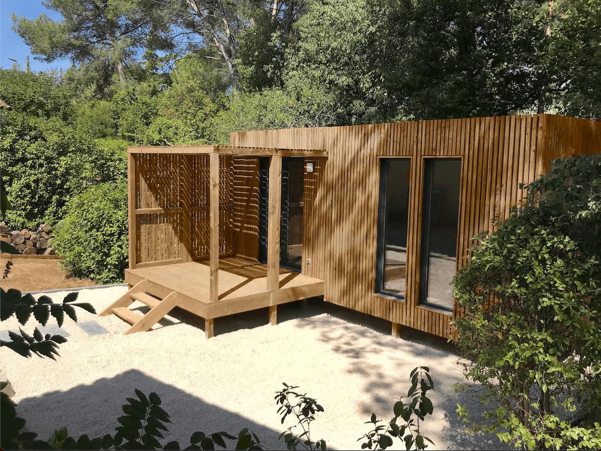 Studio de jardin en bois avec une extension de terrasse pergola