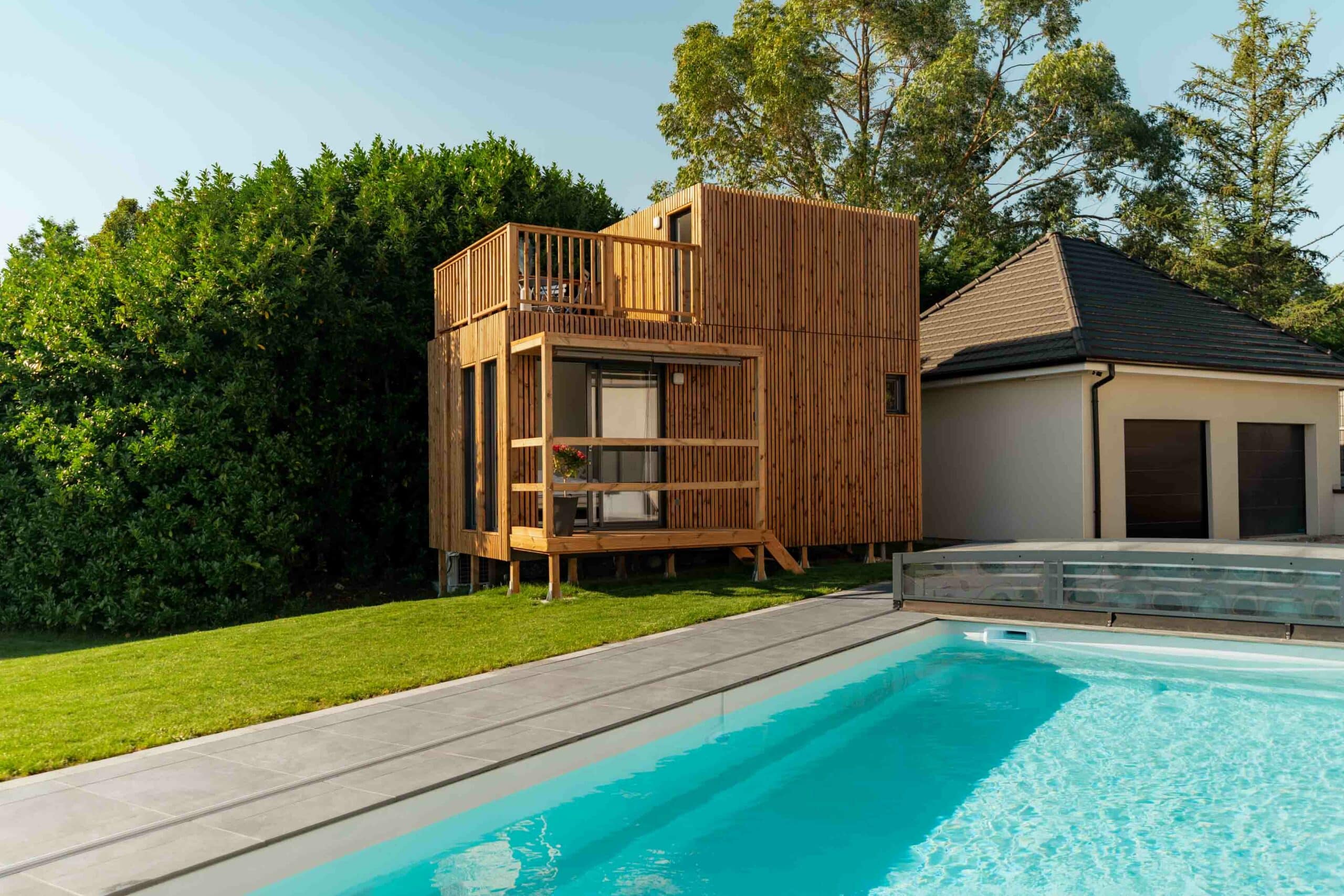 Studio de jardin au bord d'une piscine