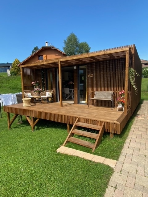 Studio de jardin en bois avec une extension de terrasse