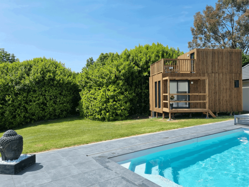 Studio de jardin au bord d'une piscine