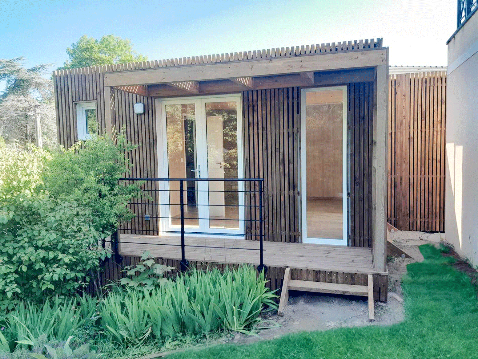 Studio de jardin avec une rambarde de sécurité