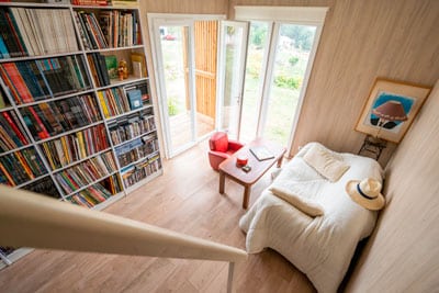 Un studio de loisir aménagé en salle de bien-être