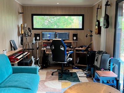 Un studio de loisir aménagé en salle de musique