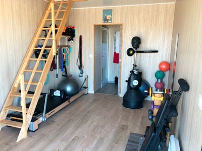 Un studio de loisir aménagé en salle de sport