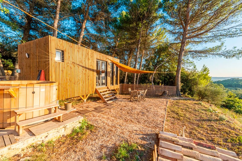 Une Tiny House surplombant des vignes
