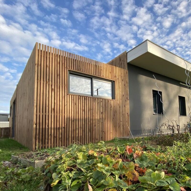 Extension de maison en bois Greenkub sur maison moderne année 2010-2020