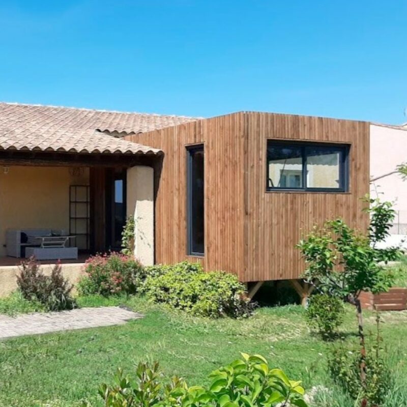 Extension de maison en bois Greenkub sur une maison en tuiles du sud de la France