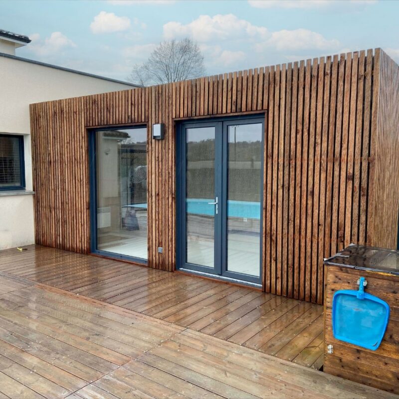 Extension de maison utilisée en Pool House