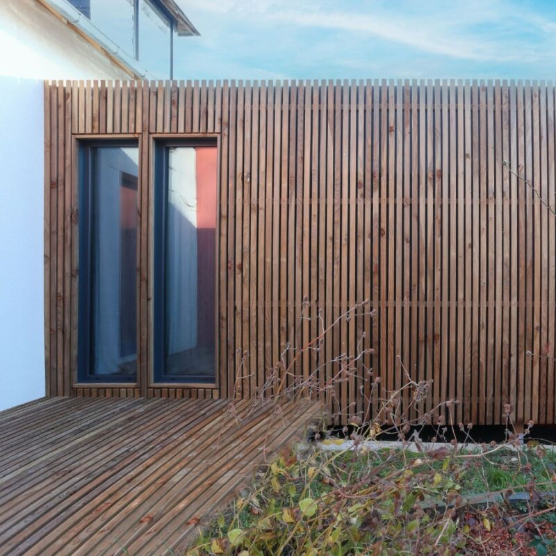 Extension de maison Greenkub avec deck en bois