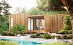 Maison en bois au bord d'une piscine