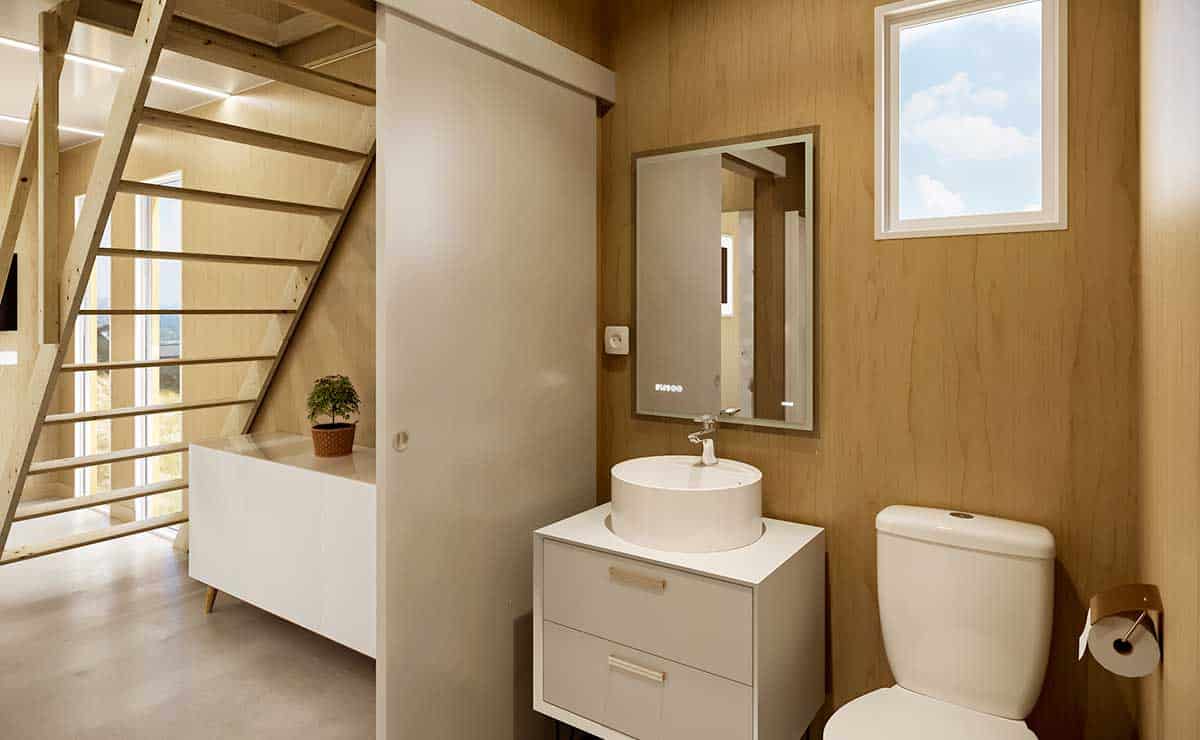 40t-real-int-3d-3.jpg Salle de bain d'un studio de jardin en duplex