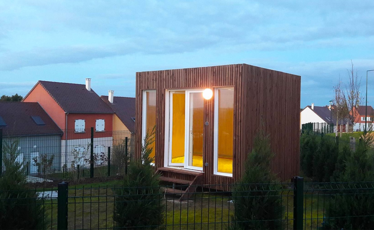 greenkub-gk11-access-biais.jpg Un bureau de jardin de 11m2 servant de pièce de travail