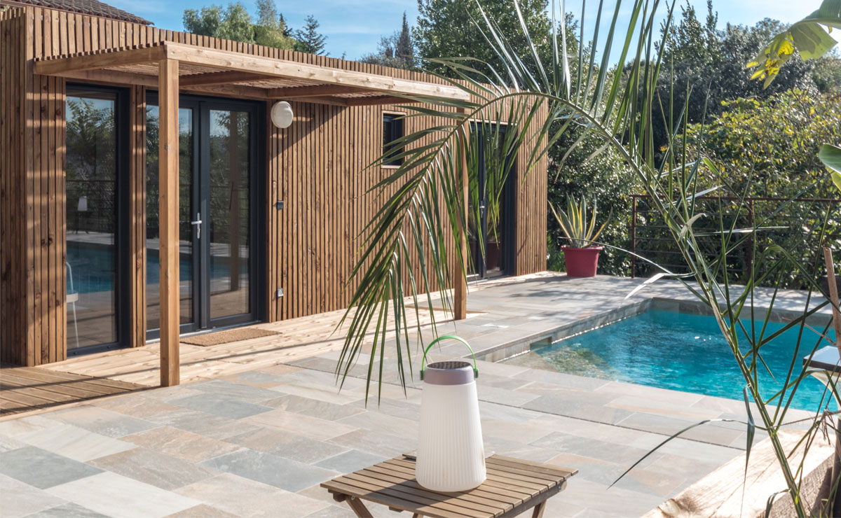 greenkub-pool-house-angle.jpg Un pool house en bois au bord d'une piscine